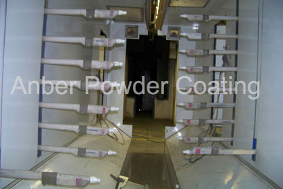 Inner gun arrangment for large powder painting room